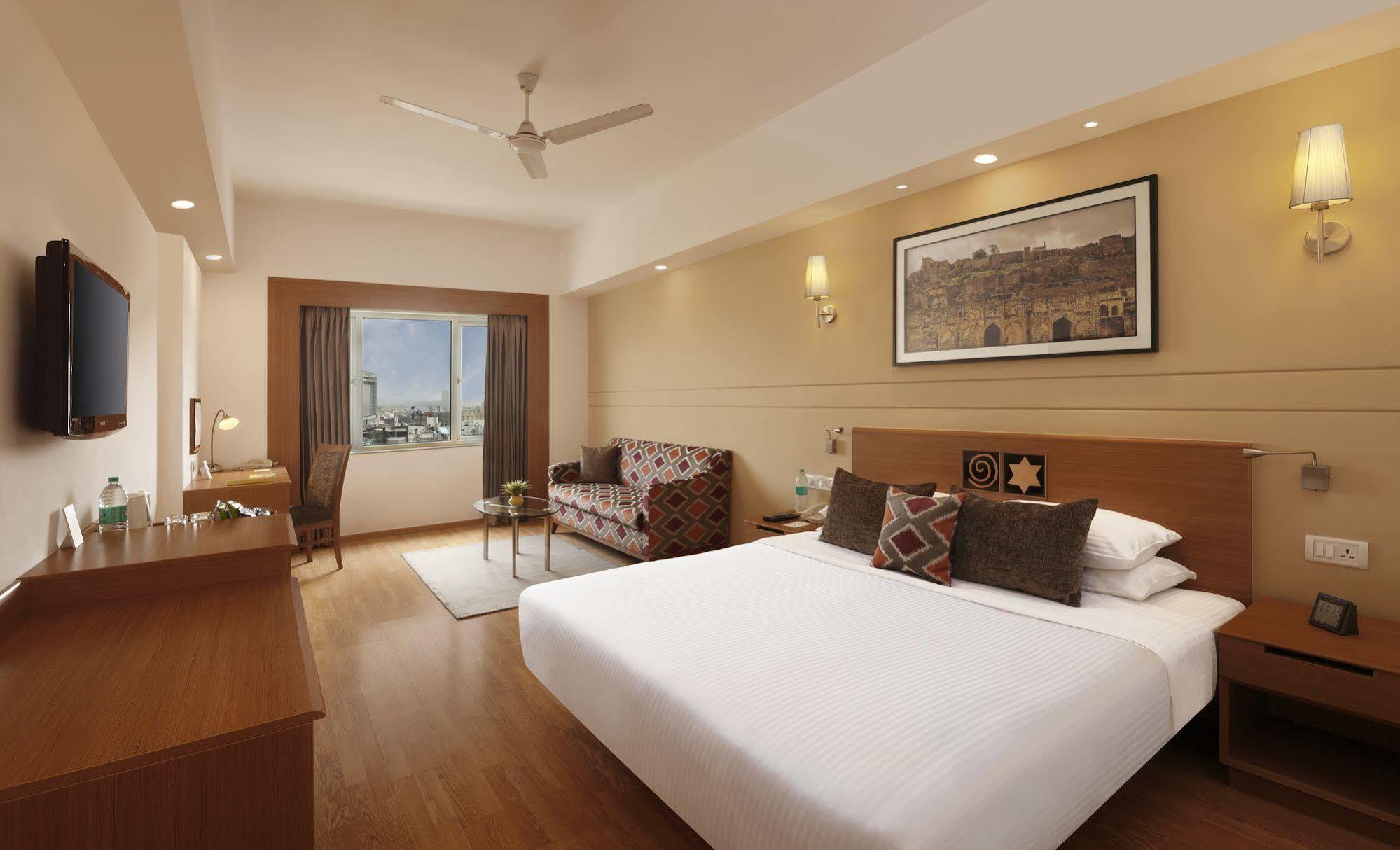 เลมอนทรีพรีเมียร์ไฮเทคซิตี้ไฮเดราบัด Hotel ไฮเดอราบัด ภายนอก รูปภาพ